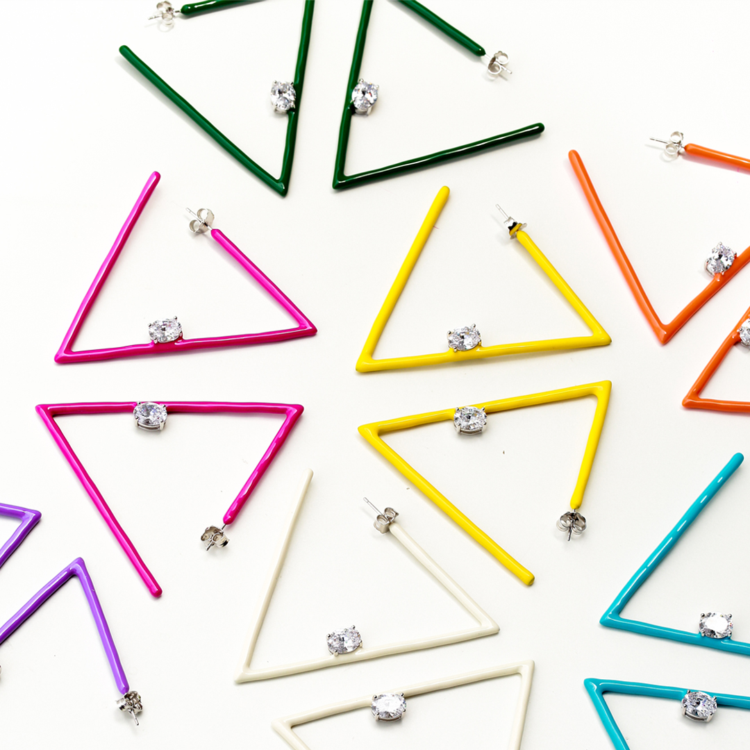 SWAN - Enamel Oval Earring ต่างหูเงินแท้ ชุบสี enamel ต่างหูสีสันสดใส ใส่แล้วไม่แพ้ ฝังเพชร์คิวบิคเซอร์โคเนีย cubic zirconia ต่างหูห่วงสามเหลี่ยม ราคา 3,850 บาท*ส่งฟรี