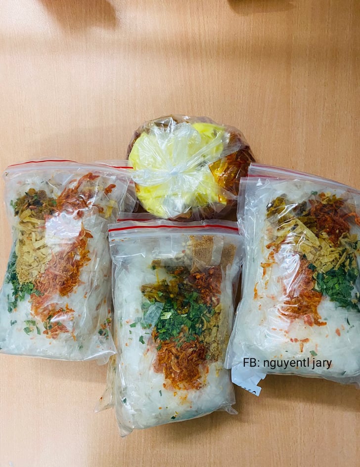 1 bịch bánh tráng trộn nước sốt để riêng (1tháng k hư)