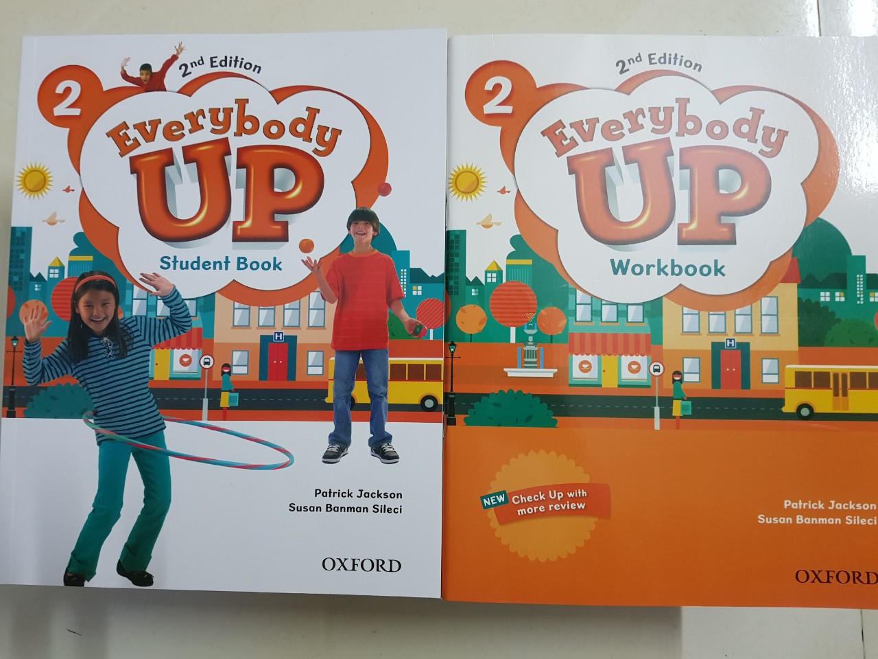 2 quyển Everybody Up lớp 2