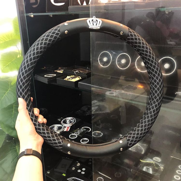 Bọc vô lăng ô tô gắn Vương Miện dạng lưới cao cấp phù hợp cho các dòng xe đường kính 37-38cm