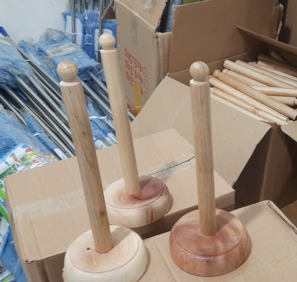 Cọc gỗ cắm cuộn giấy, cây để giấy đứng bằng gỗ - Hồng Kỳ Mart