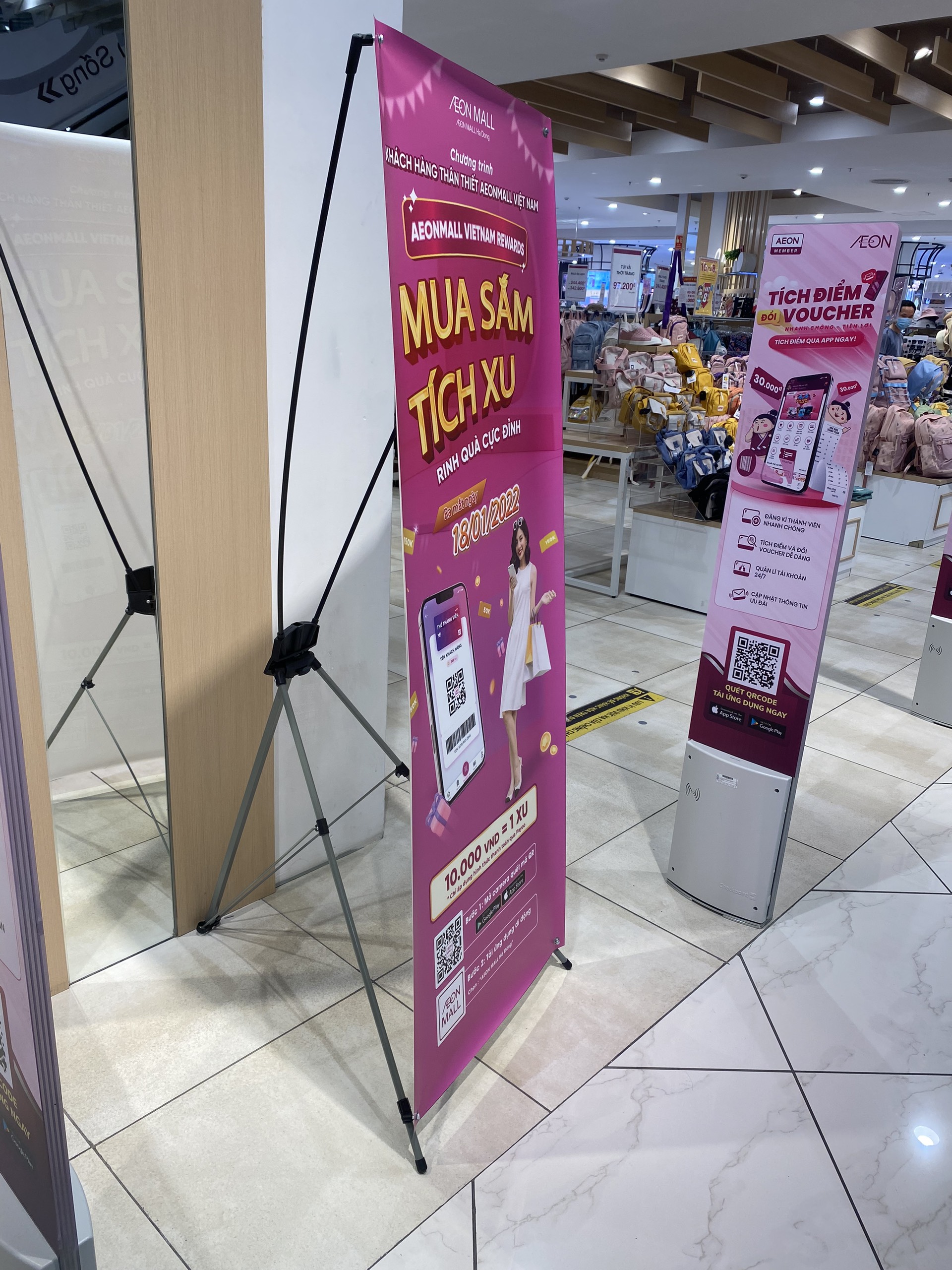 Combo 4 giá treo hình ảnh X cường lực 0.8x1.8m, standee X cường lực