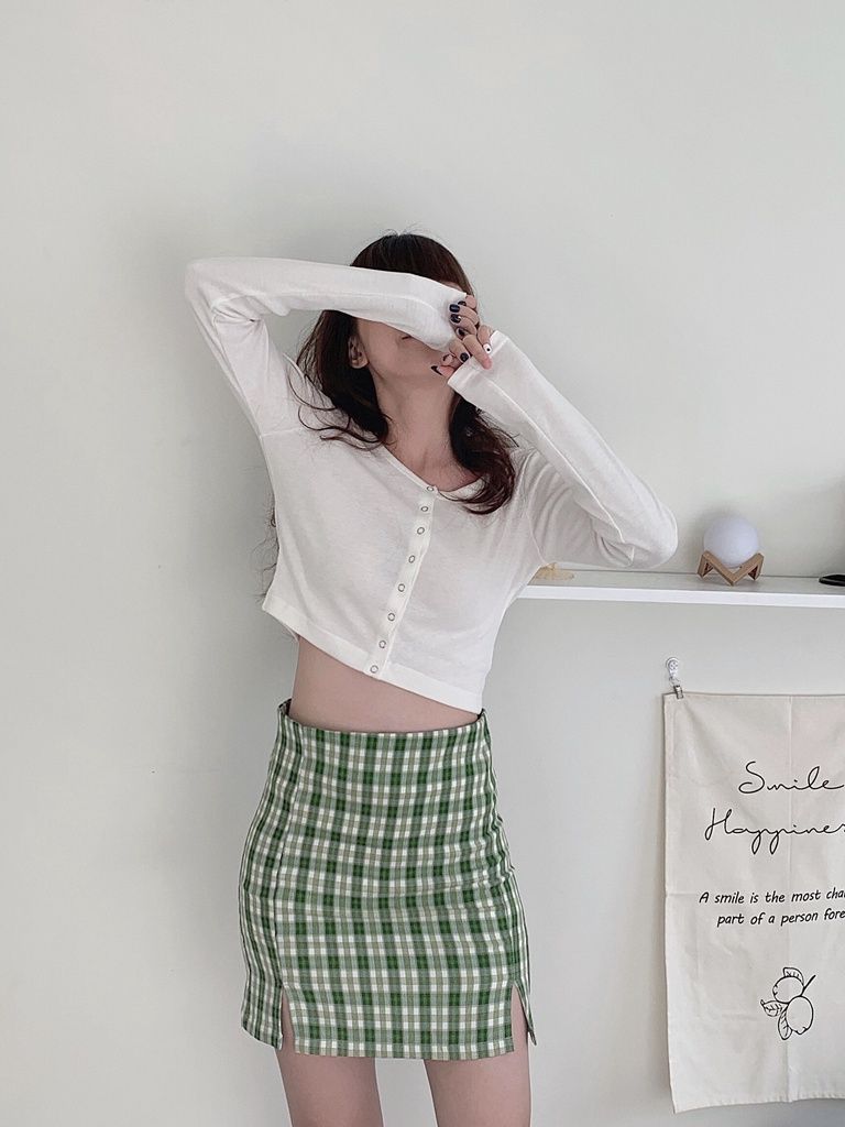 Áo Croptop tay dài có nút - Trắng