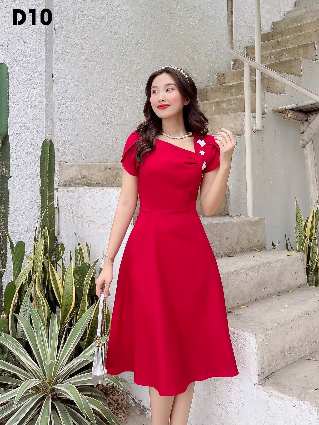 Đâm đẹp xòe cổ lệch tay đính hoa D10