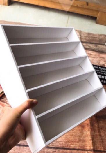 Kệ trưng bày mỹ phẩm phân tầng đựng nước hoa trưng bày sơn móng nail và son