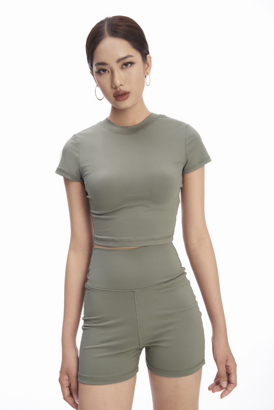 Quần vải thun lạnh màu xanh rêu, là min - moss green active shorts