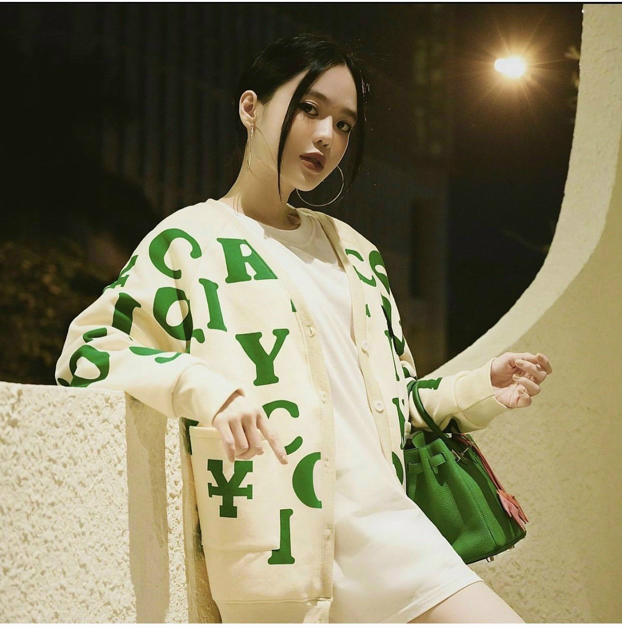 Áo Khoác Cardigan Nữ Phối Chữ Siêu Đẹp Cho Các Bạn Gái Tự Tin Dạo Phố