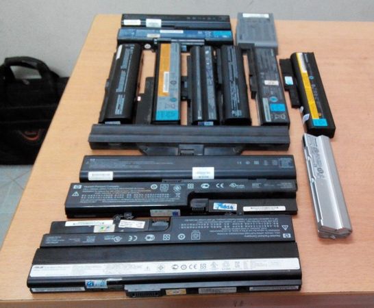 Pin laptop cũ hỏng để ae lấy Cell
