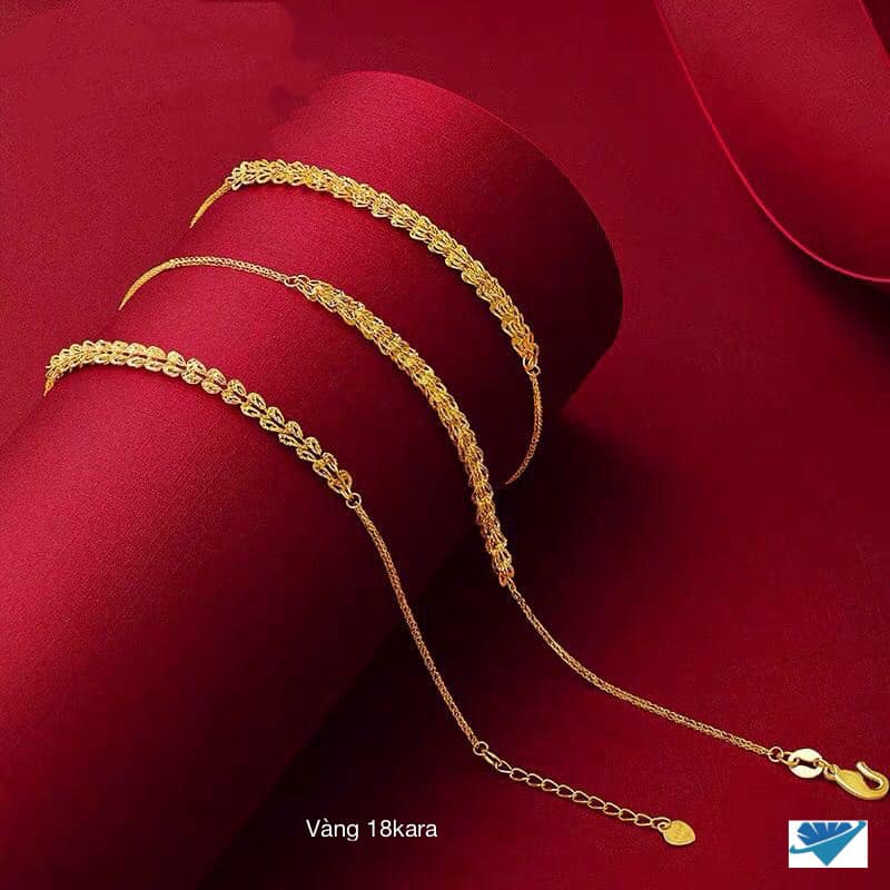 Lắc tay nữ chất liệu vàng tây 18k nhỏ xinh.
