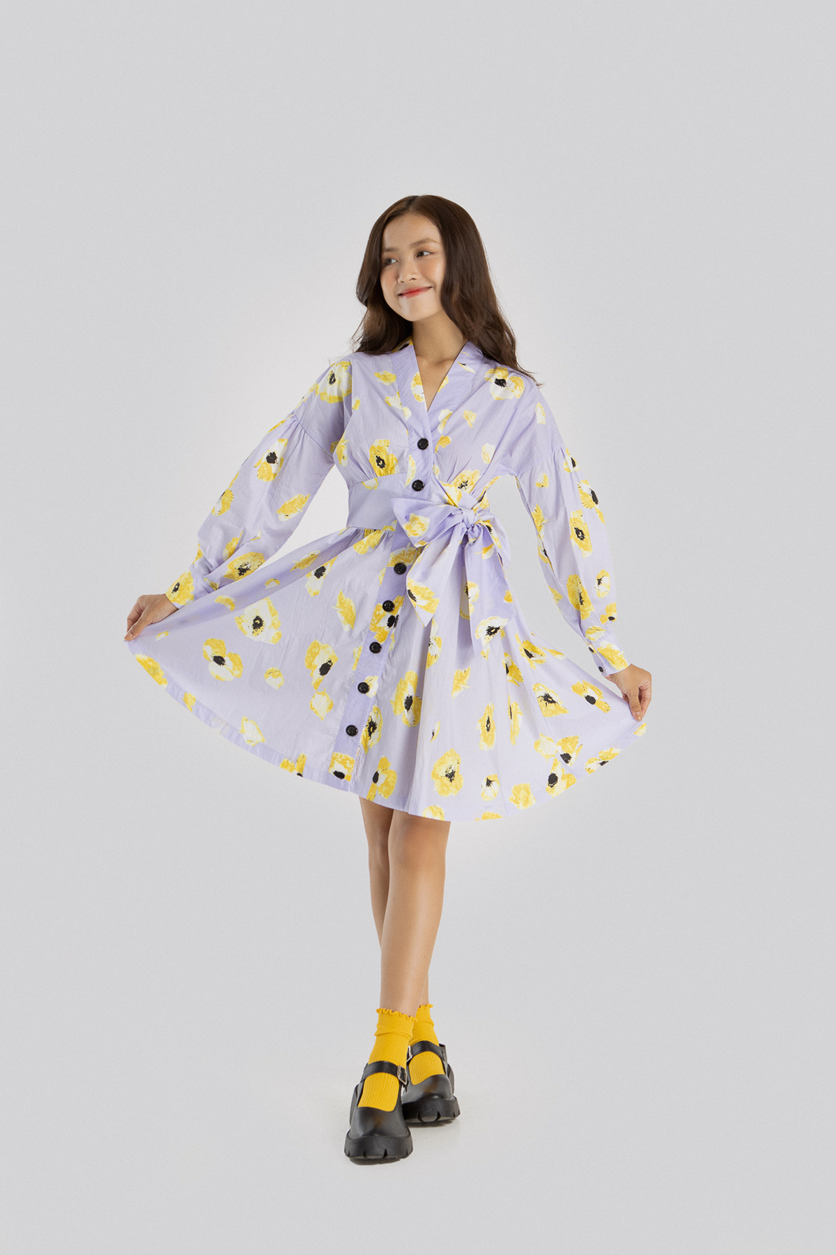 [NHẬP MÃ NOVFALAZSOCIAL02 GIẢM 40K ĐƠN 199K  ] Đầm họa tiết MAYBI hoa vàng đắp tà phối nơ