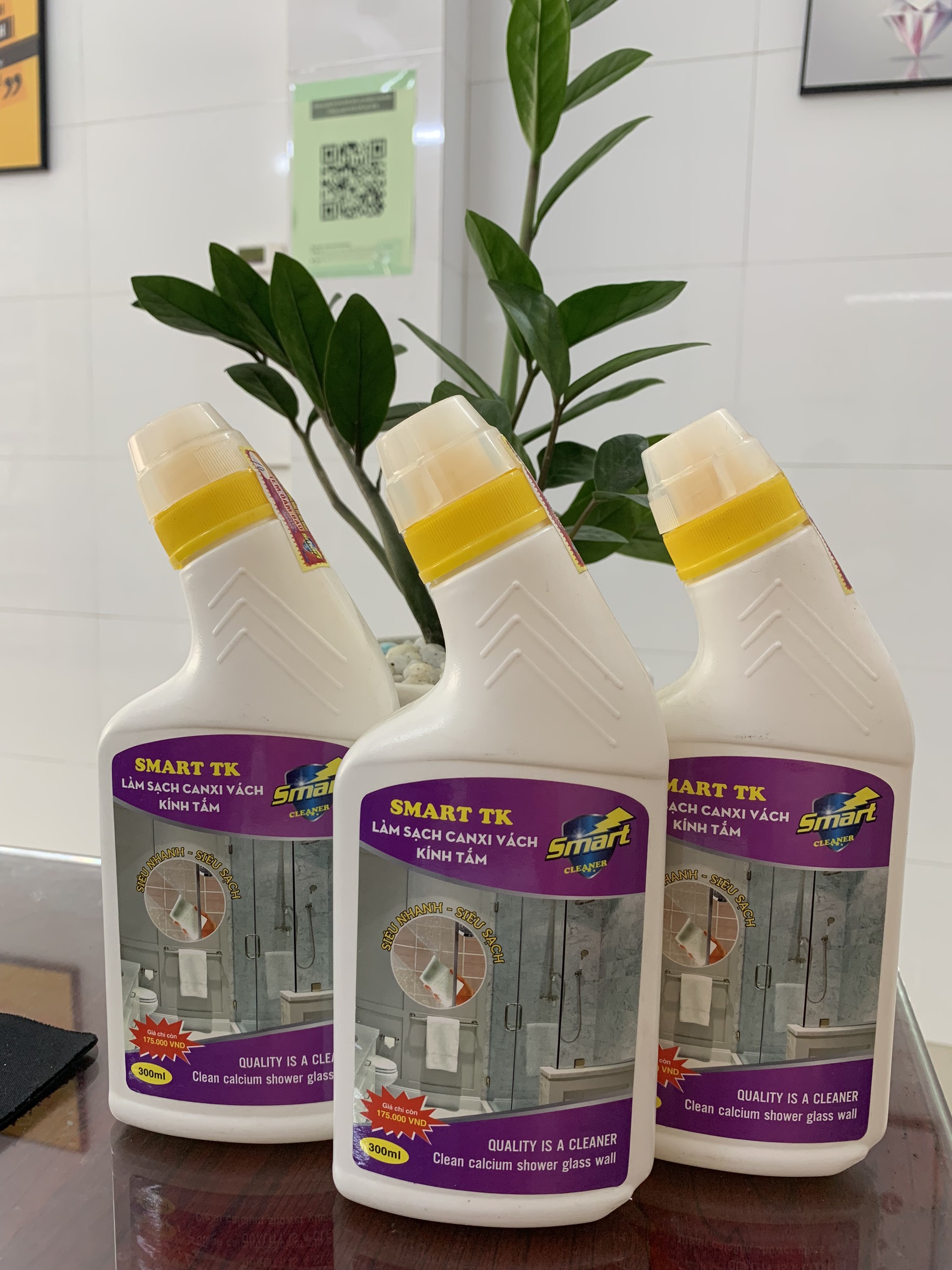 Nước tẩy rửa cặn canxi trên kính smart tk - vệ sinh sạch cặn bám lâu ngày vách kính nhà tắm, gương