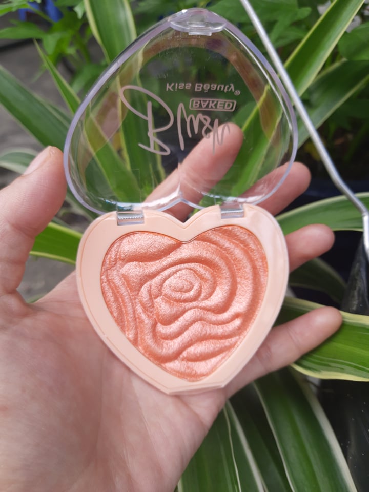 Phấn má hồng bắt sáng kiss beauty baked blush hình trái tim