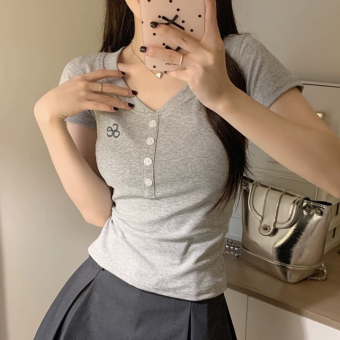 Áo thun nữ cổ tim tay ngắn A076 đính cúc có thêu họa tiết trước ngực