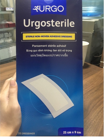 Urgosterile 25cm x 9 cm. Hộp 20 miếng / Băng keo dán, miếng dán có kèm gạc vô trùng hút dịch bảo vệ vết thương sau mổ.