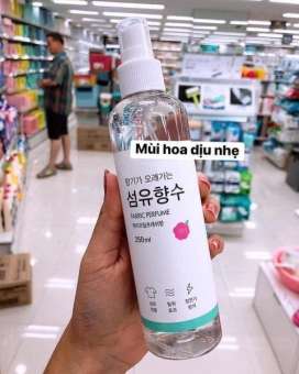 Xịt thơm quần áo Daiso Farbic Perfume 250ml - XANH LÁ mùi HOA