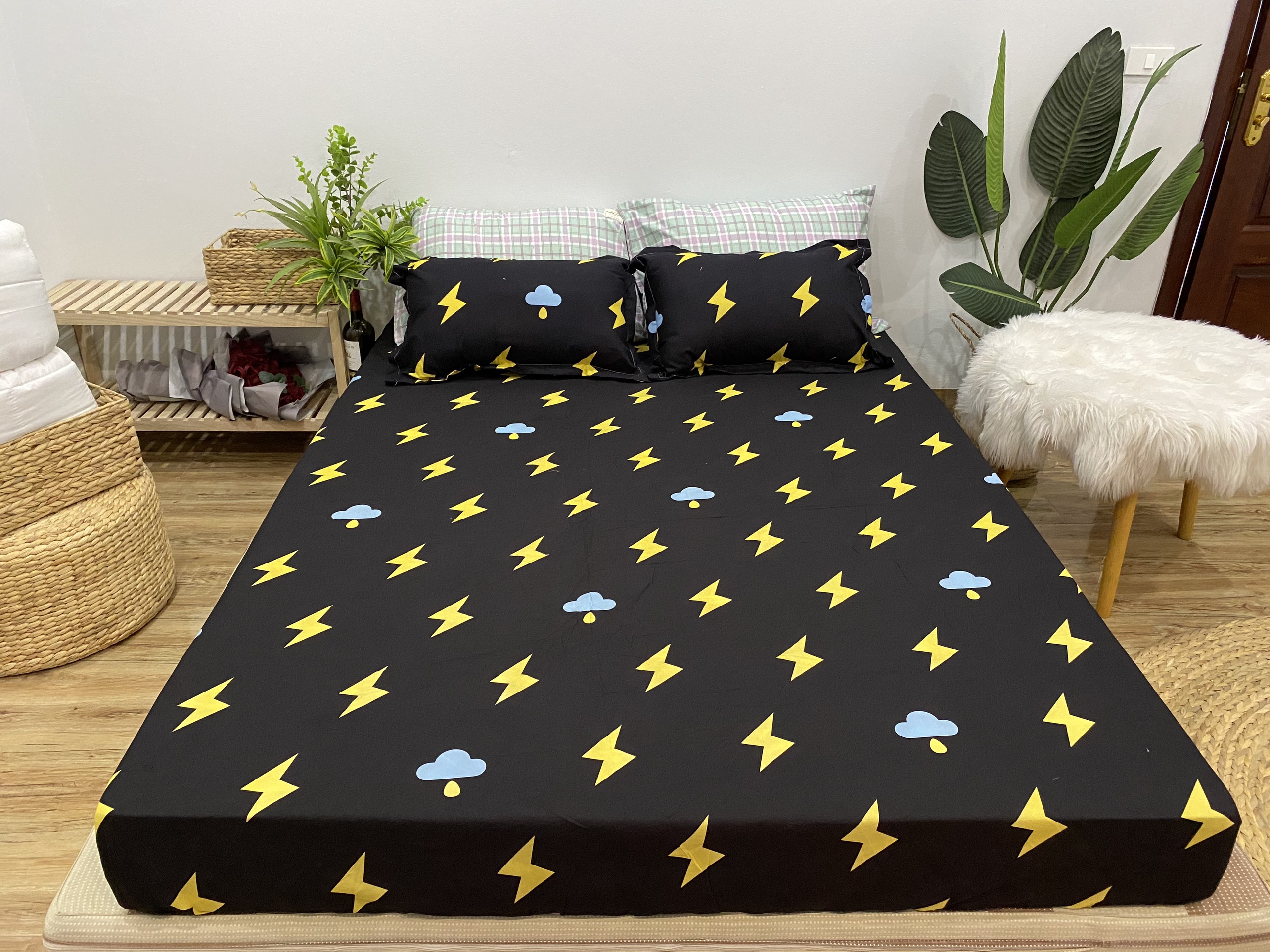 Bộ ga gối - Set ga gối - Ga chun bọc và 2 vỏ gối Đen Tia Sét CHM20