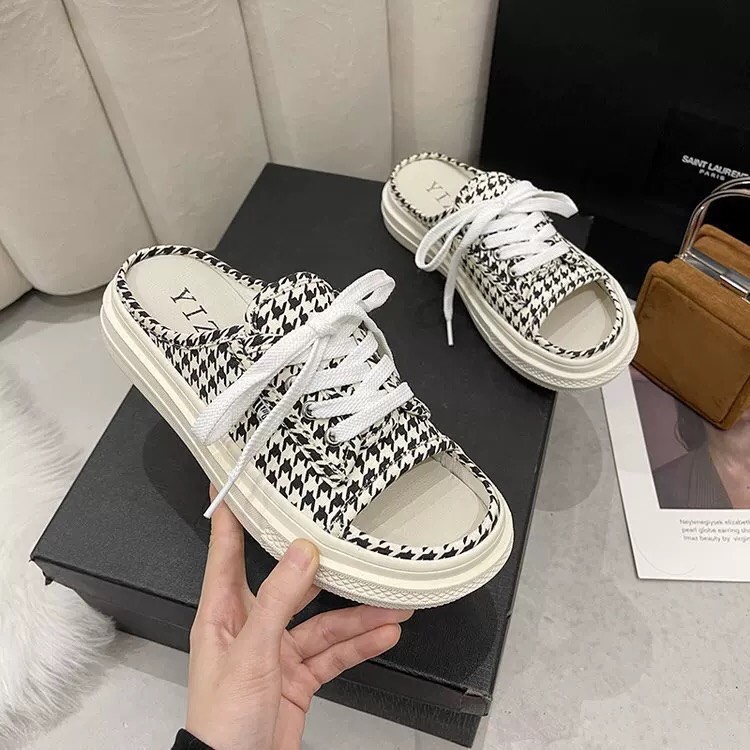 Giày sục thể thao hở mũi buộc dây 2 màu đen và kẻ caro cực xinh