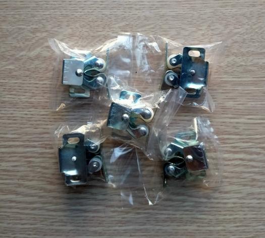 Chốt Kẹp Nút Chặn Cửa Tủ Đệm Giảm Chấn Chốt Cửa Tủ Áo Kẹp Cửa Tủ