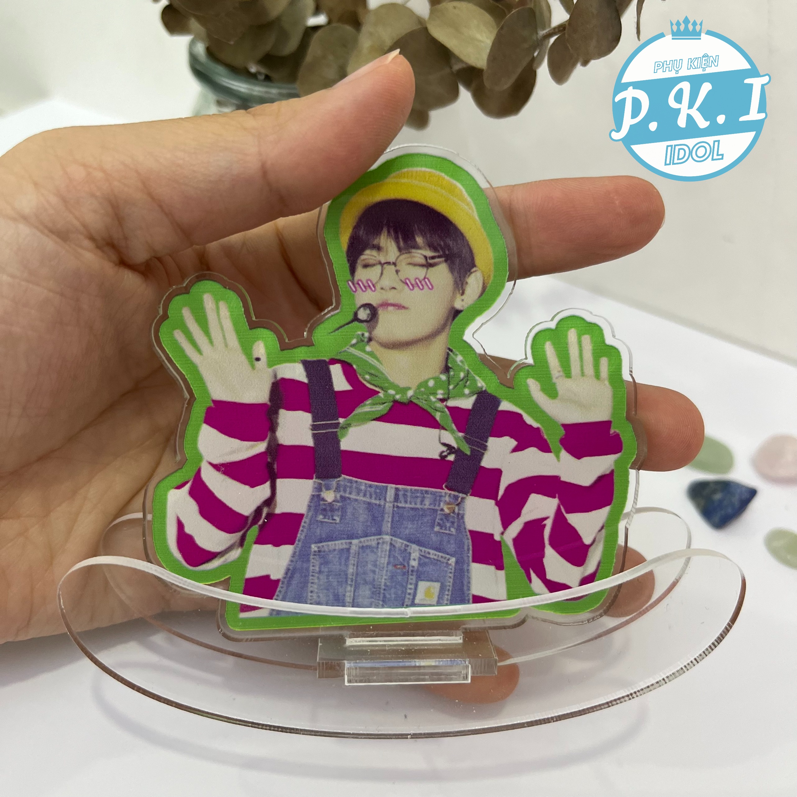 Standee v bts - tranh mica để bàn in uv công nghệ cao
