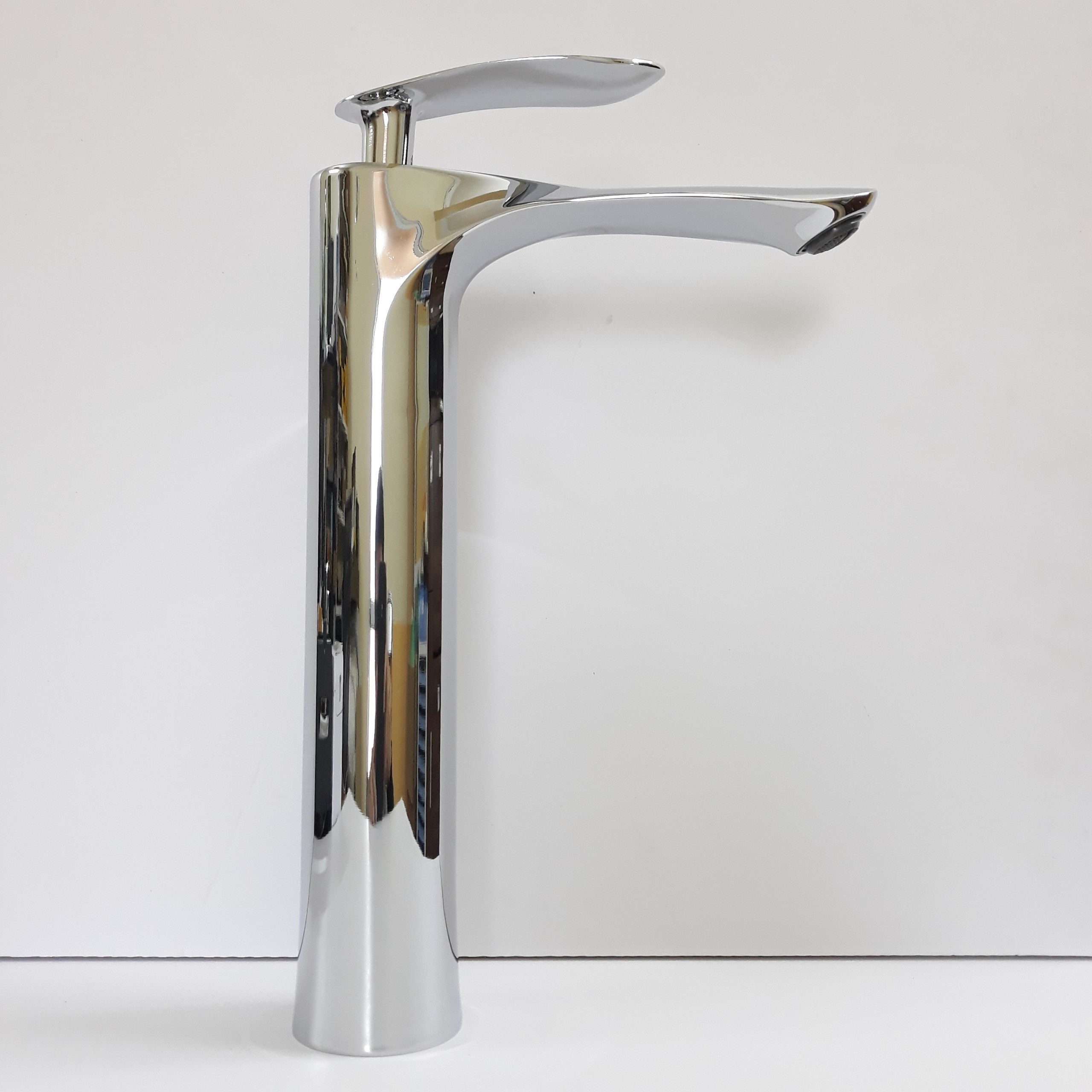 Vòi Lavabo Đồng nóng lạnh kiểu dáng lá liễu 30cm - chất liệu Đồng cao cấp với lớp mạ sáng bóng bền đẹp theo thời gian.