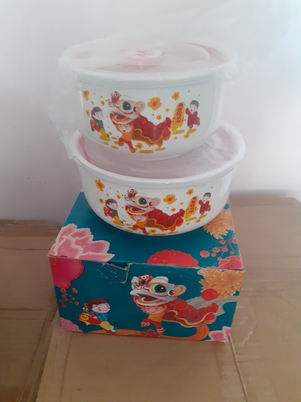 [FREESHIP MAX] Bộ 2 thố sứ hoa hồng đỏ nắp hút chân không 15cm và 13cm sieuchodaiphat