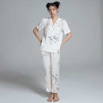Bộ pyjama dài Maybi suông lụa phi in hoạ tiết