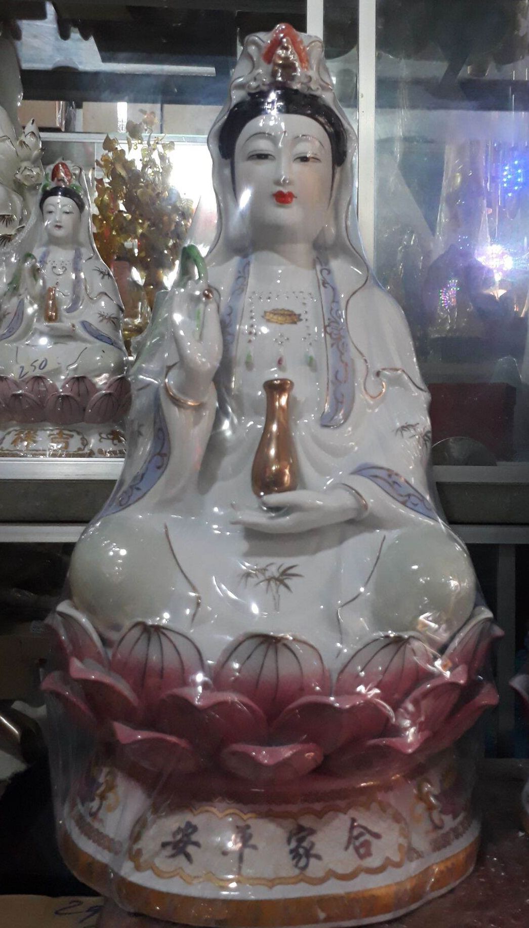 Tượng Quan âm sứ lan tím