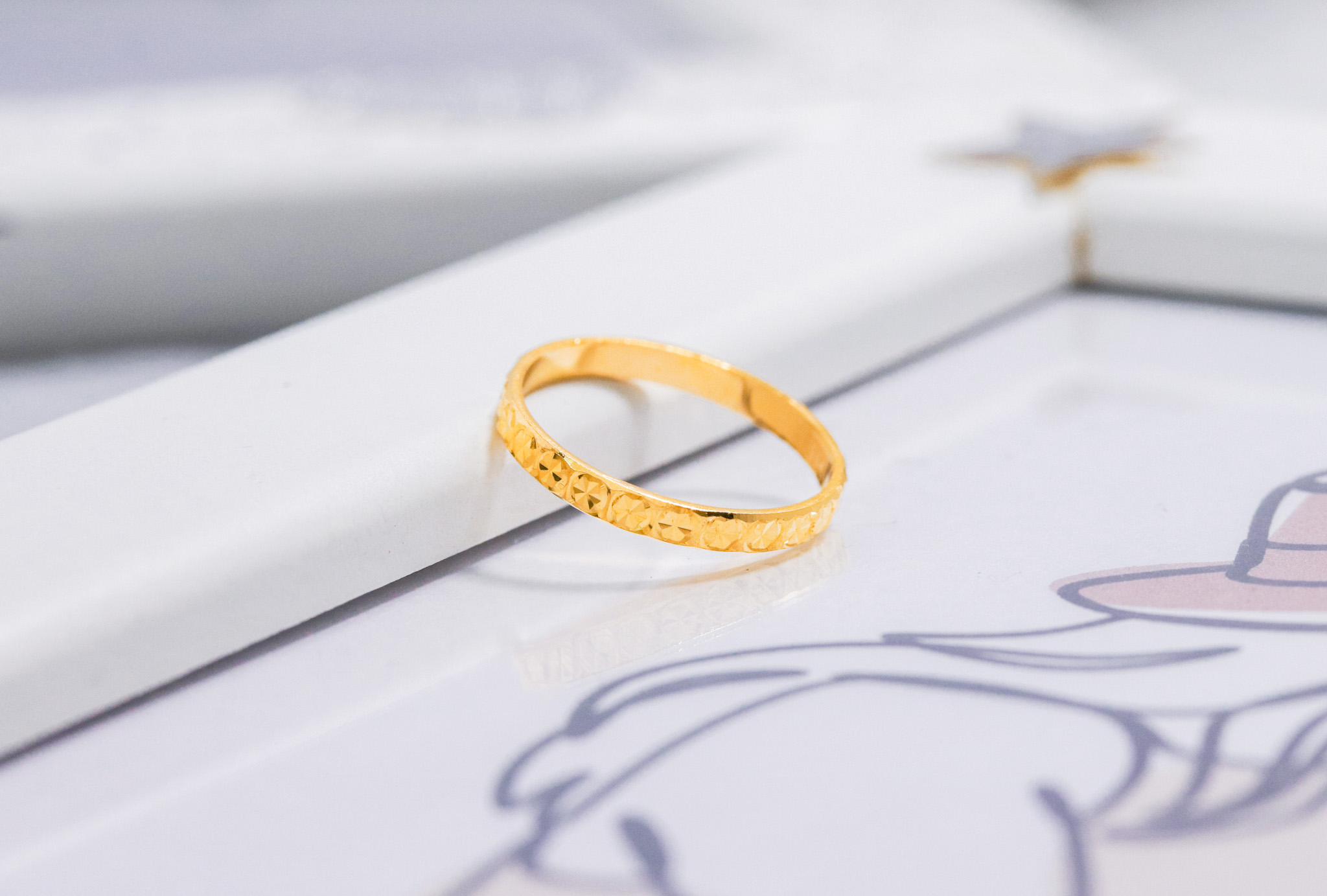 Anello delicato Steffi in oro 916 di Ngee Soon Jewellery