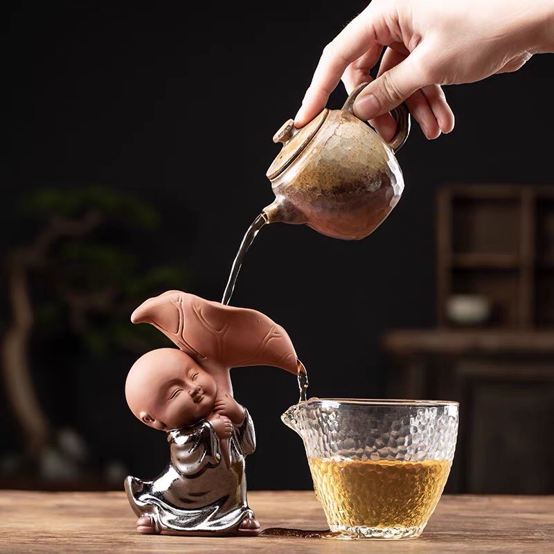 Chú tiểu cầm lá sen— bộ lọc trà.