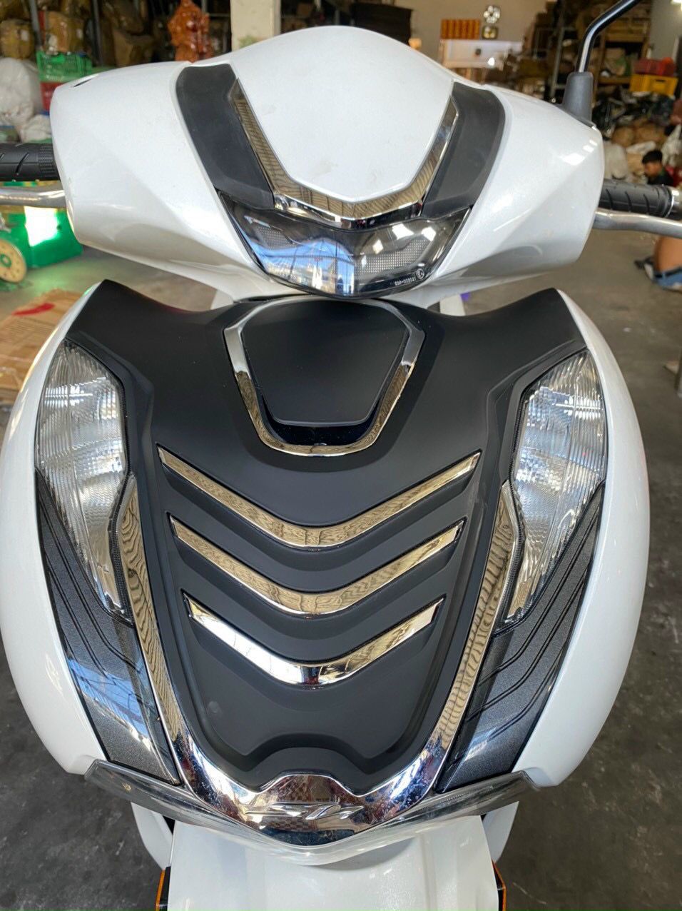 Mặt nạ 3 sọc đen nhám dành cho sh 350i đời 2022- trở đi.