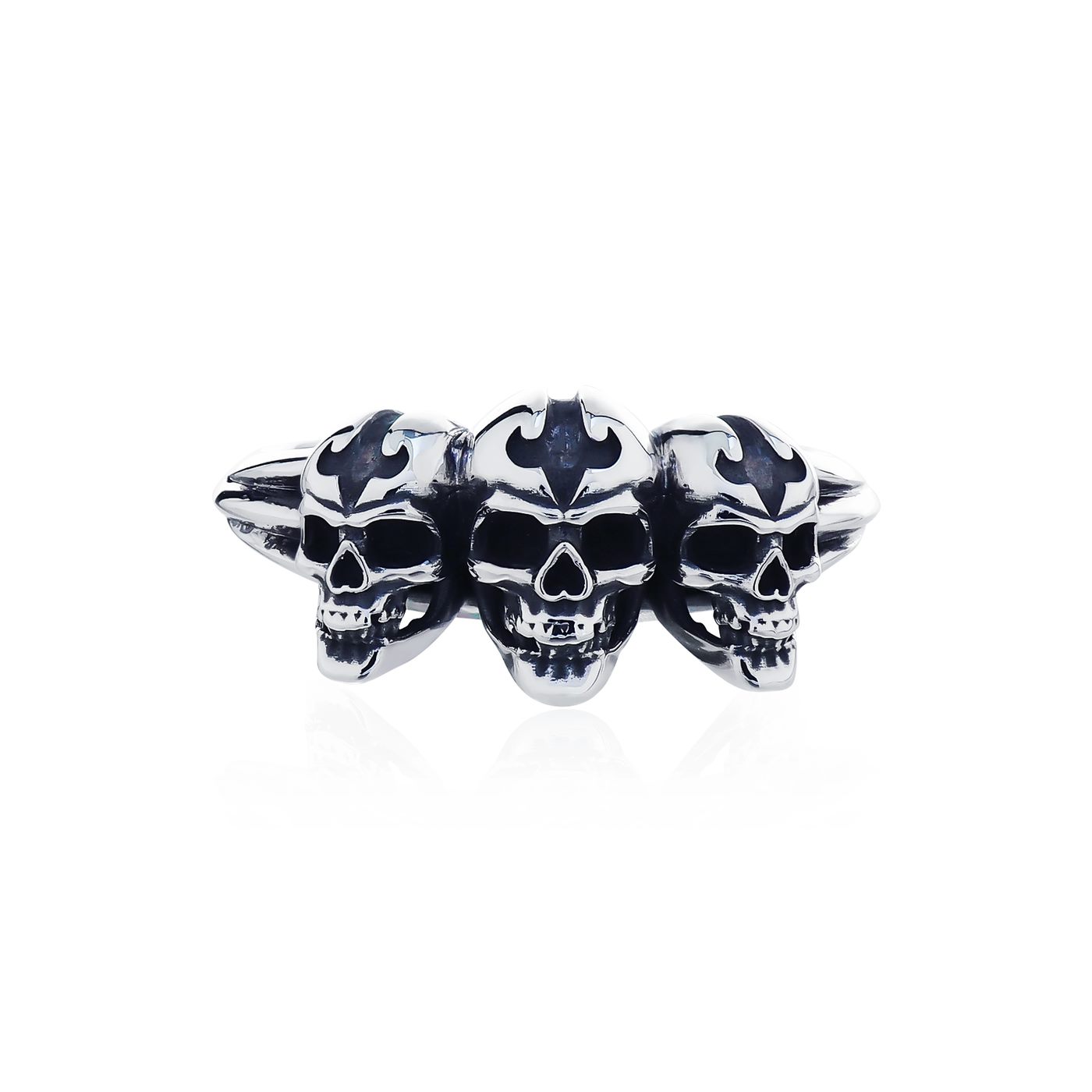 The Ultimate Skull Ring - Rebirth แหวนเงินแท้ 925 แกะมือขัดเงาลงดำ ลายหัวกระโหลกทั้งสามหัวเกิดใหม่ พร้อมสัญลักษณ์หัว Fierce-de-lis