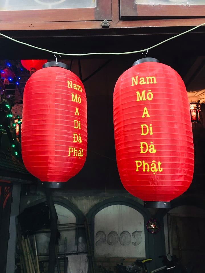 Đèn lồng in hồng danh hiệu A di đà phật