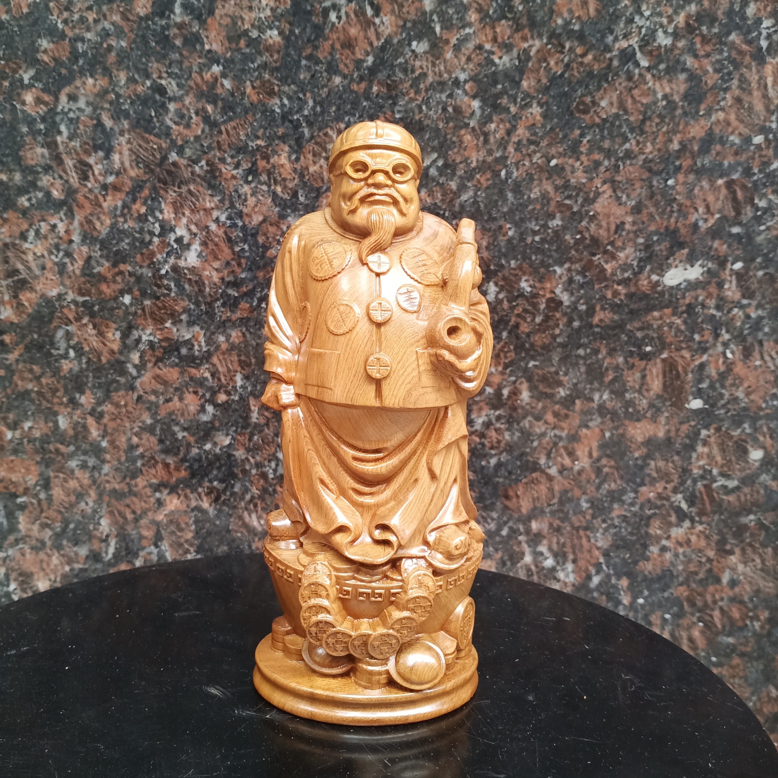 Tượng ông thương gia bằng gỗ bách xanh cao 20 cm. Đem tài lộc bình an và may mắn cho gia chủ