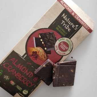 Socola đen hạnh nhân và nam việt quất không đường Nature's Tribe - Dark chocolate with almond & cranberry