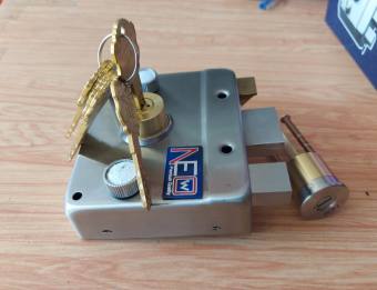 KHÓA CỔNG NEO V88