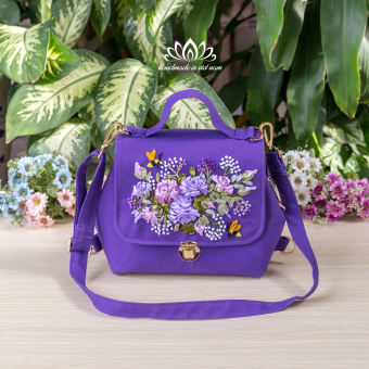 Túi Doctor thêu ruy băng độc lạ