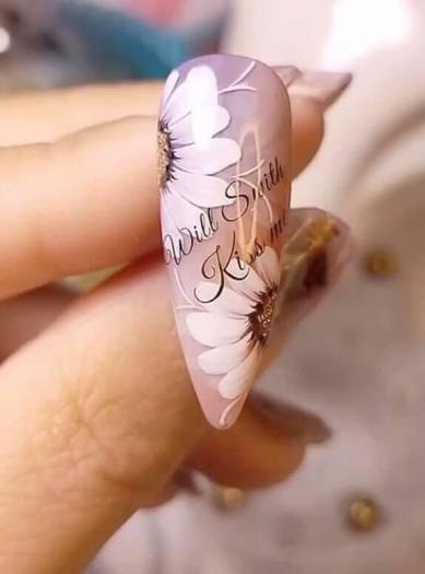 Cách vẽ móng tay hoa cúc trắng tinh khôi cho các bạn gái