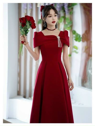 Váy dạ hội màu đỏ đơn giản, sang trọng
