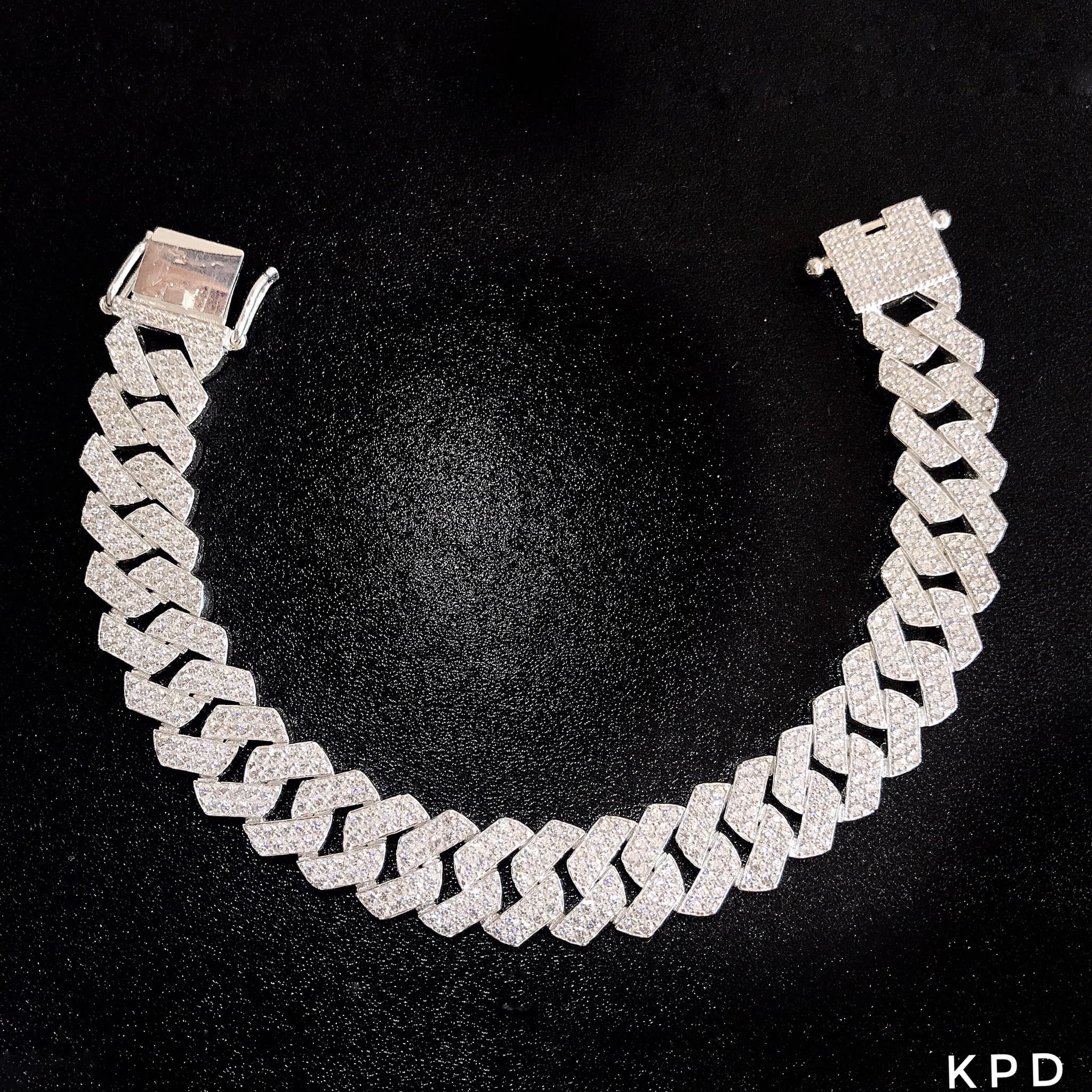 Lắc tay nam gắn đá chất liệu bạc MS35