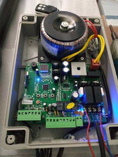 Mô tơ 1 cánh tay đòn C02 ( 1 cánh tay đòn + mạch điều khiển và 2 remote)