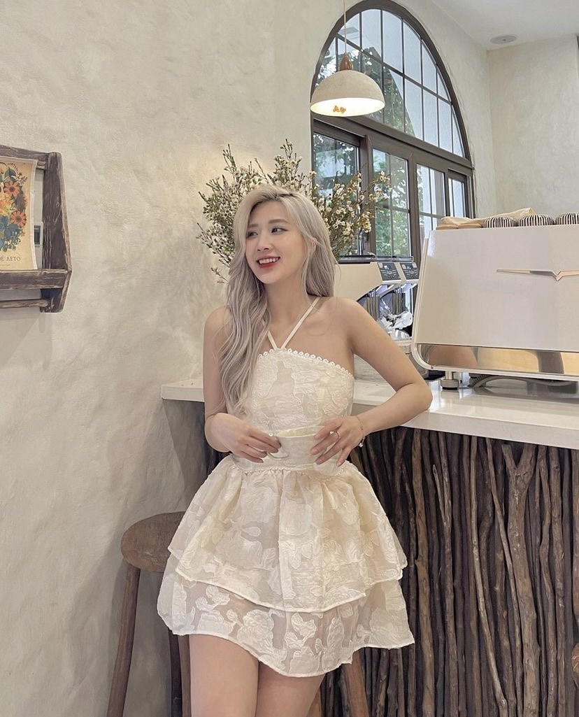 Đầm dự tiệc cổ yếm xoè tầng chất voan hoa đầm dự tiệc sang trọng