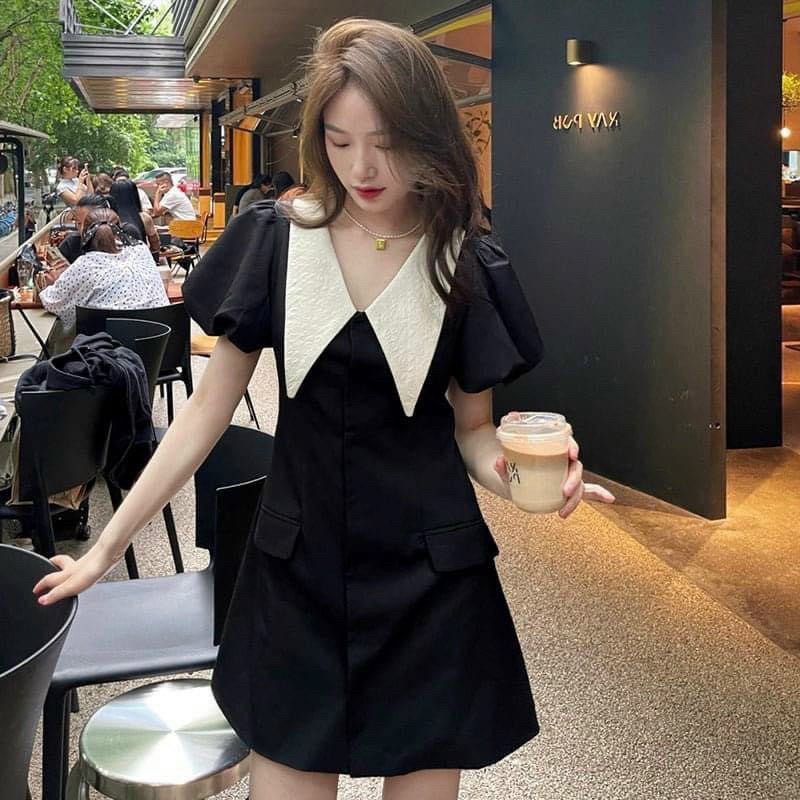 Đầm suông đen cộc tay phối cổ V be, váy ngắn suông cài khuy dọc nhẹ nhàng