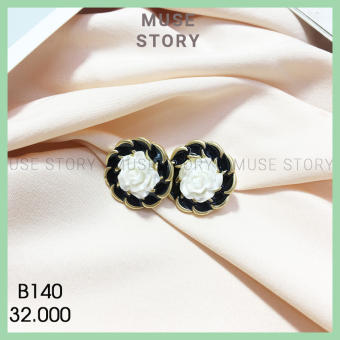 Khuyên tai, bông tai nữ vòng tròn đen hoa trắng - Muse Story