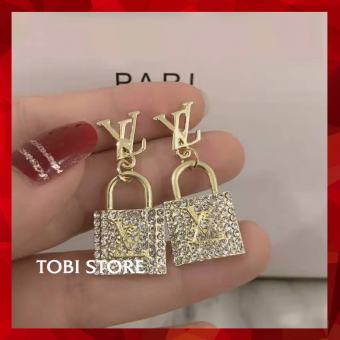 Khuyên tai nữ thương hiệu LV ổ khóa đính đá sang chảnh TB449 TOBI STORE