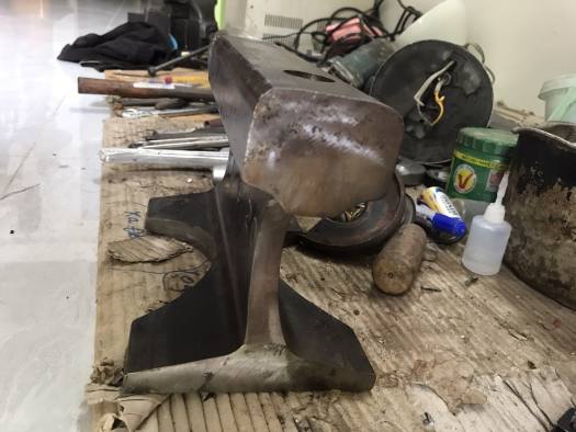 ĐE RAY TÀU CƠ KHÍ SỊN SÒ - NẶNG 18KG DÀI 40CM CAO 18CM MẶT ĐE 6 CM