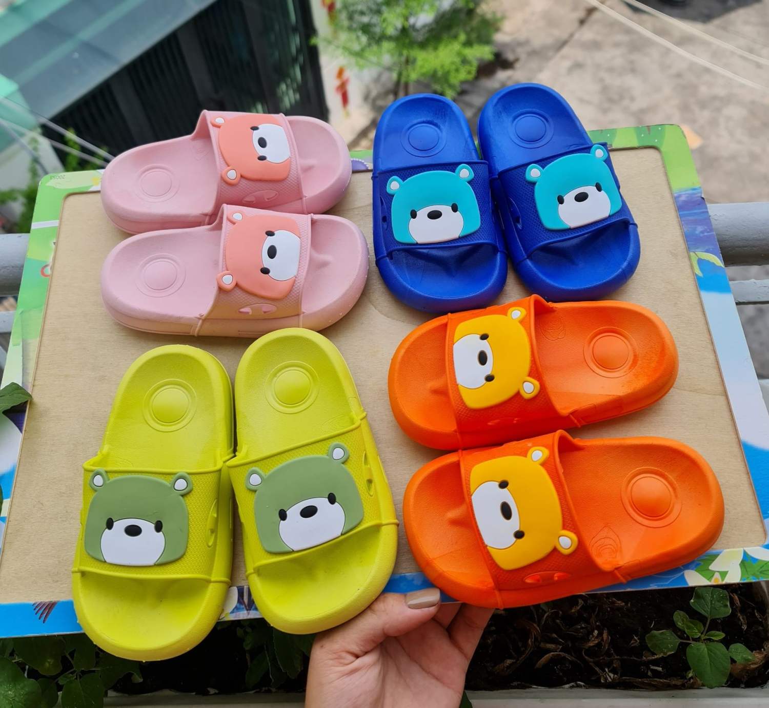 Dép bánh mì cho bé trai bé gái chất cao su mềm hình gấᴜ nón trắng