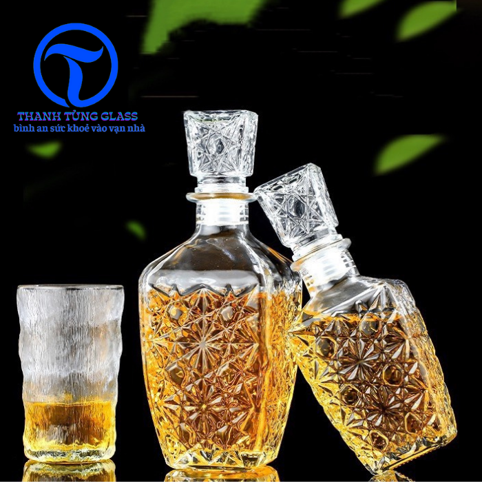 Bình đựng rươu thủy tinh 750ml. mẫu vuông vát đáy hoa văn sang trọng