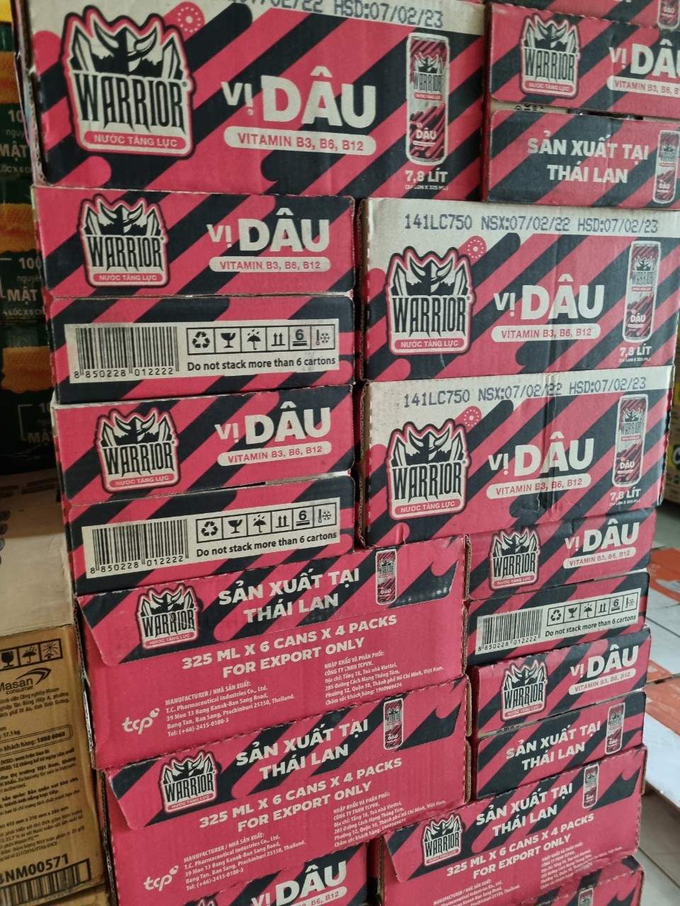 Thùng Nước Tăng Lực Warrior hương dâu 24 Lon X 325ml - Bao bì thay đổi theo đợt nhập hàng