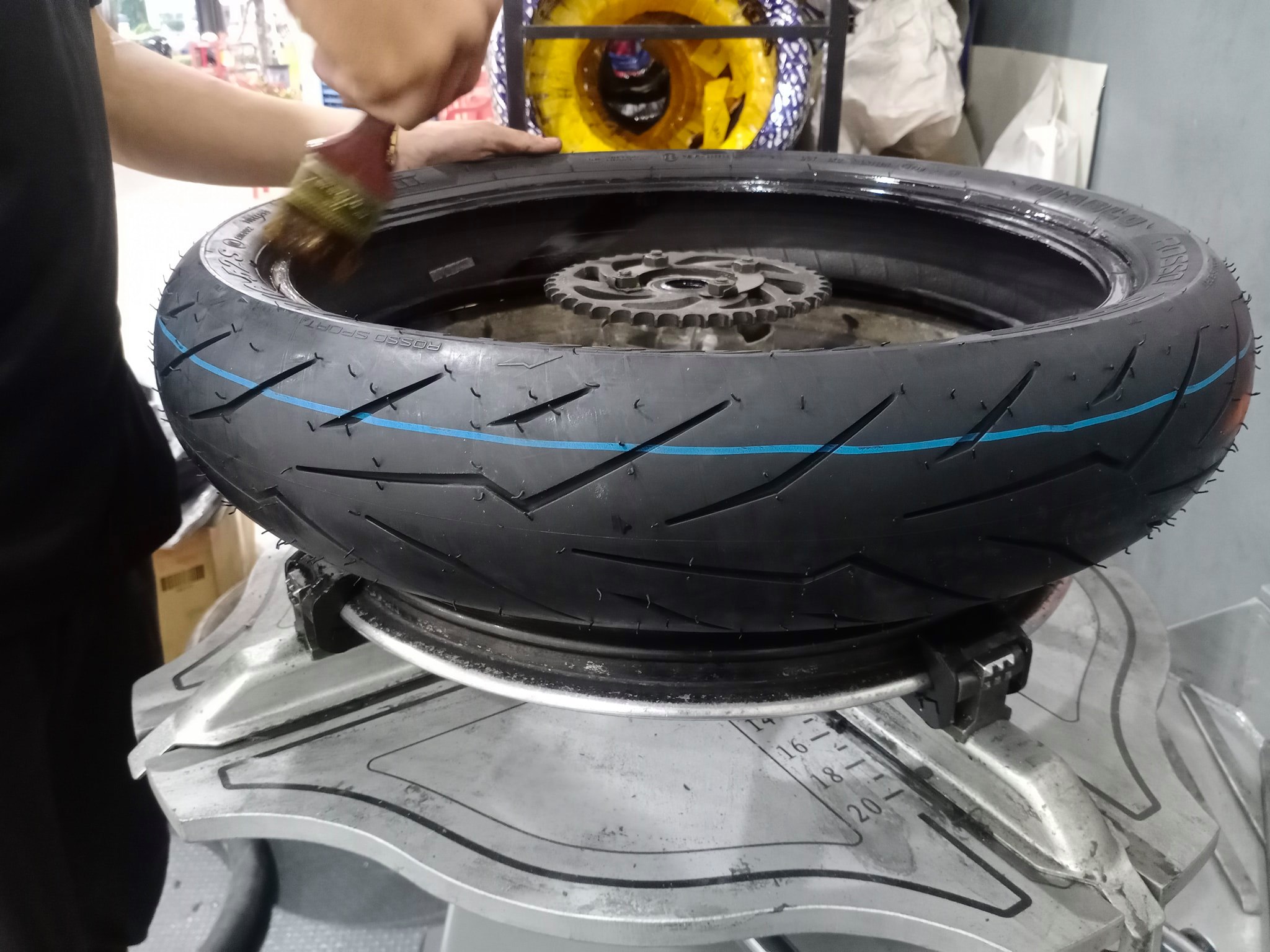 Vỏ Pirelli 100/80-17 Diablo Rosso Sport gắn cho Winner, Exciter, Wave/Dream, Future, Jupiter,...(150028)