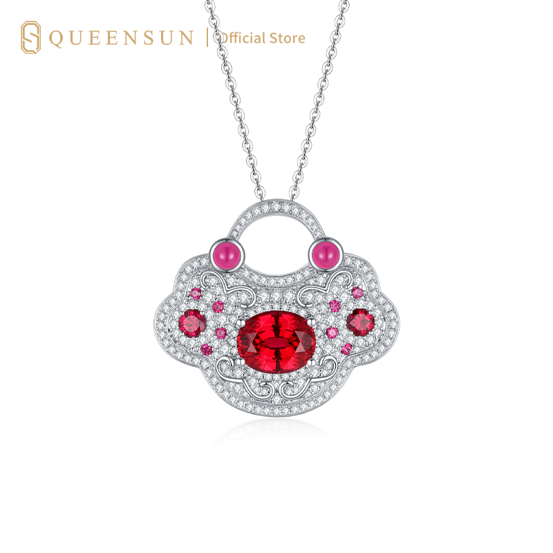 Queensun PT950 Platinum Lab Grown Diamond Lock Pendant Ruby Pendant Necklace新中式平安锁 吉祥锦囊吊坠、Clavicle Necklace、Singapore Chain Lucky、Birthday Gift、Anniversary 	New Chinese Style